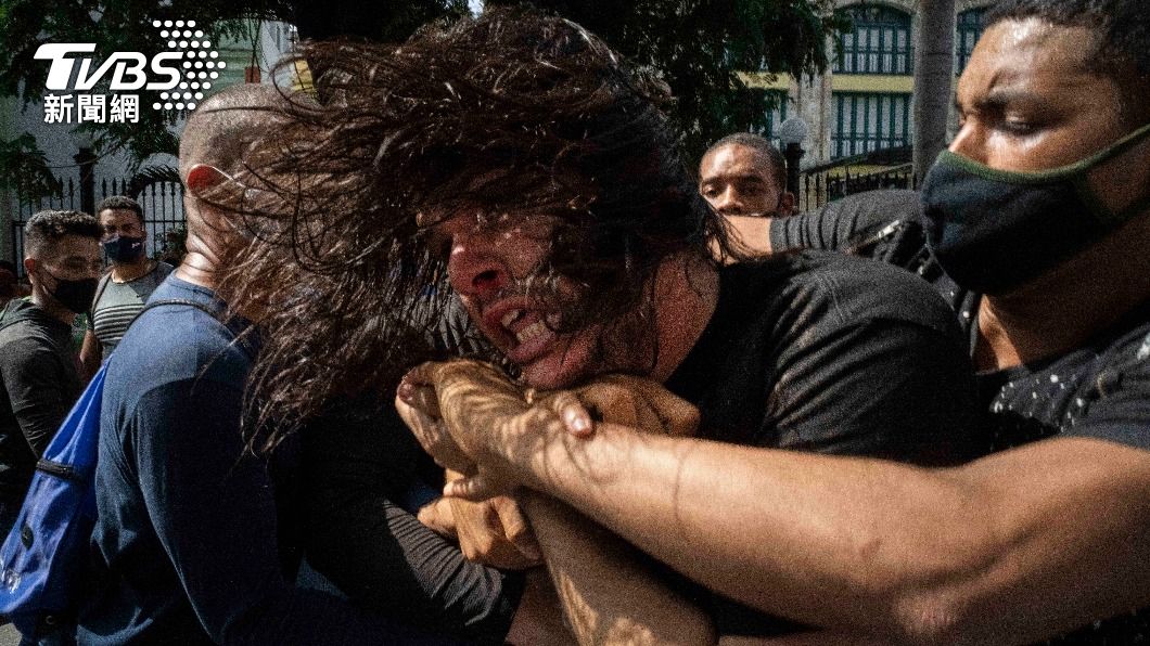 古巴反政府遊行爆衝突，現場民眾遭警方逮捕。（圖／達志影像美聯社）