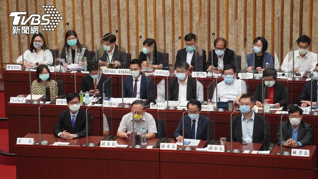 圖為市長陳其邁（前排左）率市府官員列席。（圖／中央社資料照）