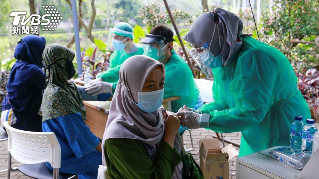 圖為印尼民眾打疫苗。（圖／達志影像路透社）
