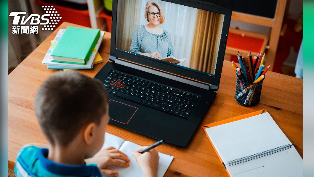 學校採遠距教學模式，孩童盯著電腦的時間增長恐影響視力。（示意圖／shutterstock達志影像）