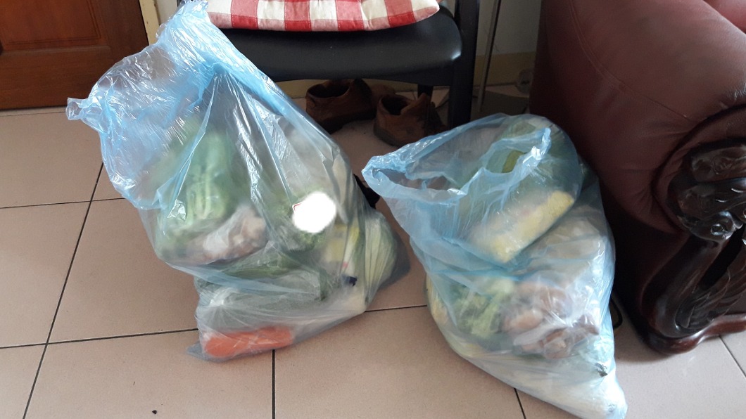 店家收到顧客所贈的兩大袋蔬菜。（圖／翻攝自爆怨2公社臉書）