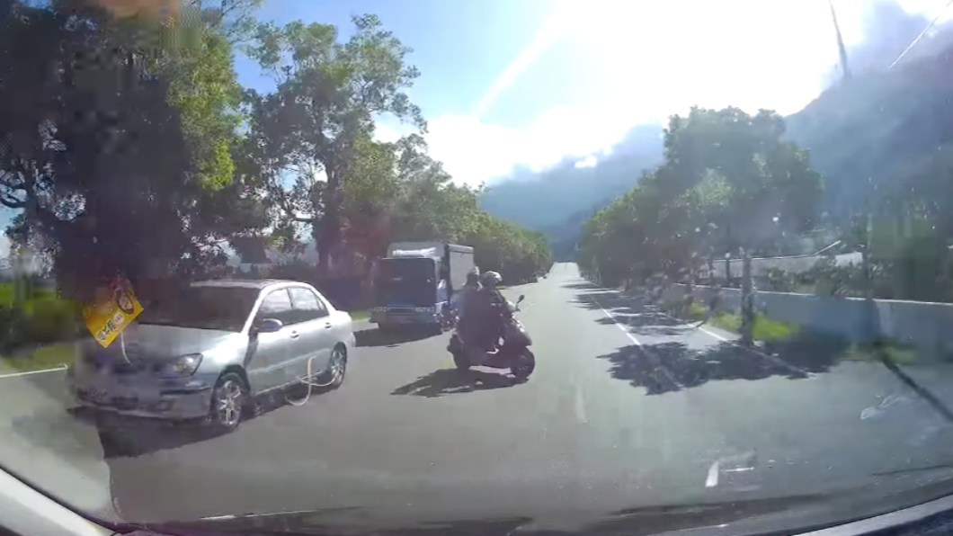 男子撞上騎機車違規的老夫婦。（圖／翻攝自「爆怨2公社」）