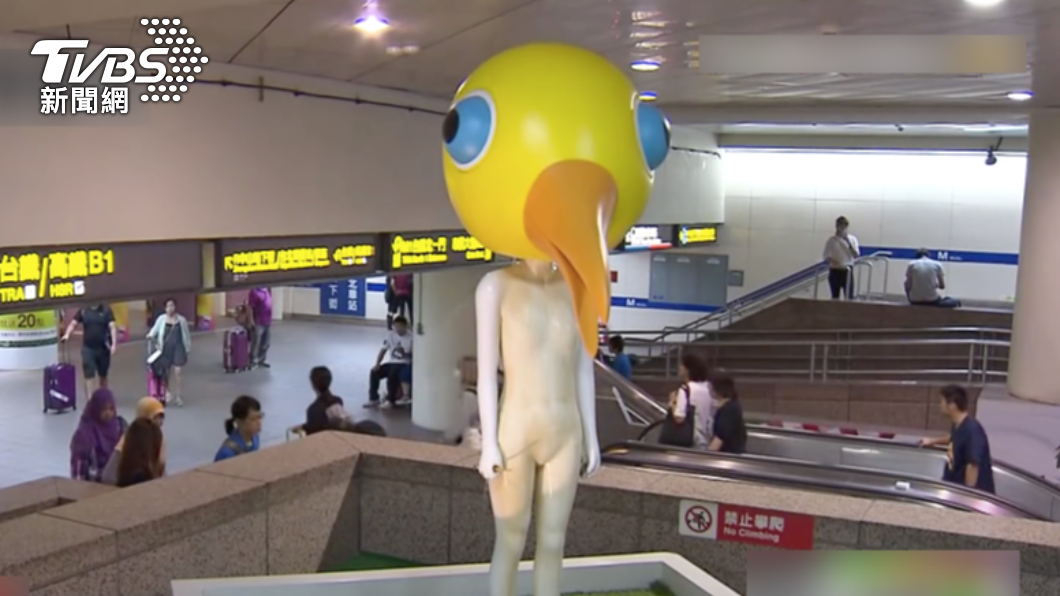 著名藝術裝置「夢遊」悄悄被撤下。（圖／TVBS資料畫面） 不捨！台北車站佇立11年　「小雞人」悄悄撤下
