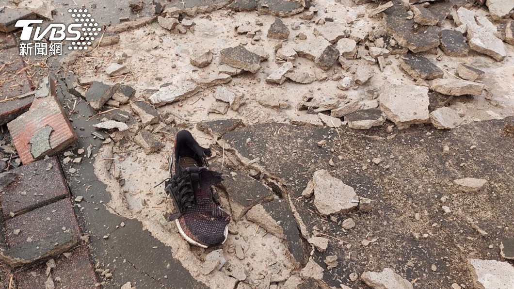 苗栗一名男子疑似在雷雨中慢跑遭到雷擊，鞋子當場被炸裂開。（圖／TVBS）