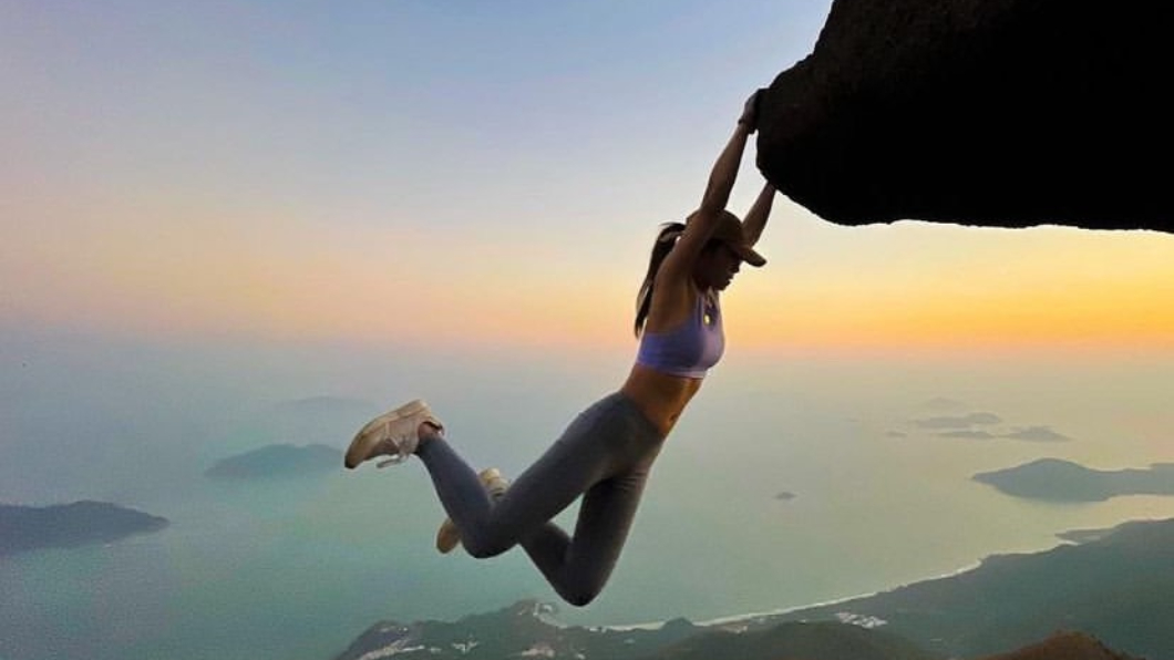 香港網美在挑戰極限自拍時，不慎跌落瀑布潭底，當場身亡。（圖／翻攝自hike.sofi IG）