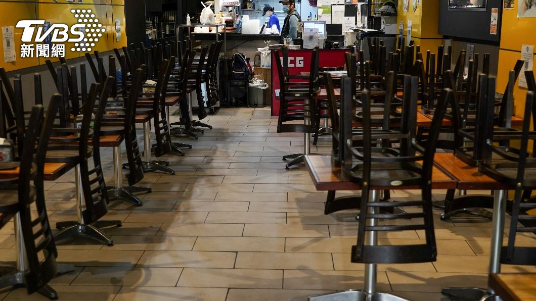 圖為澳洲一家餐廳將桌椅收起禁內用。（圖／達志影像路透社）