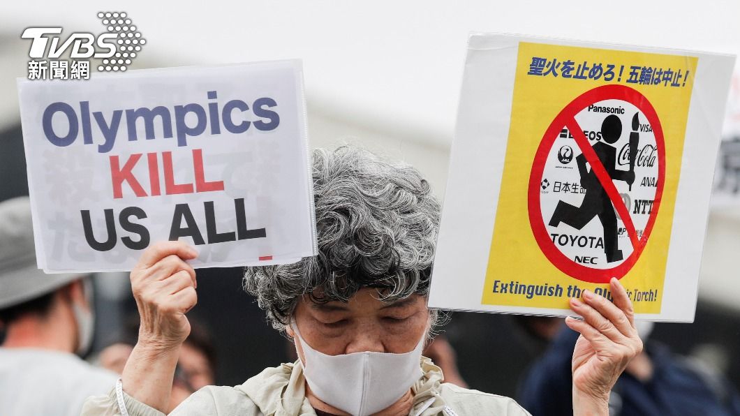 日本出現反奧運抗議，民眾手持標語「奧運會殺死我們所有人」。（圖／達志影像路透社）