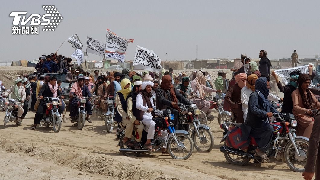 塔利班武裝份高舉旗幟進入斯平博爾達克。（圖／達志影像美聯社）