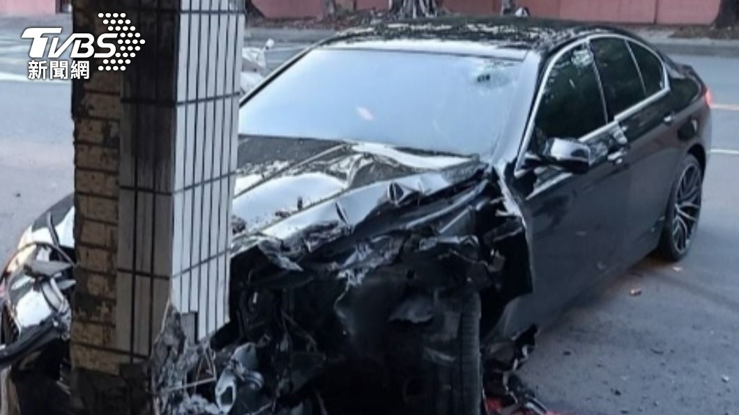  張男駕駛BMW汽車，疑似為閃狗衝撞民宅，車頭與民宅騎樓樑柱嚴重毀損。（圖／警方提供）