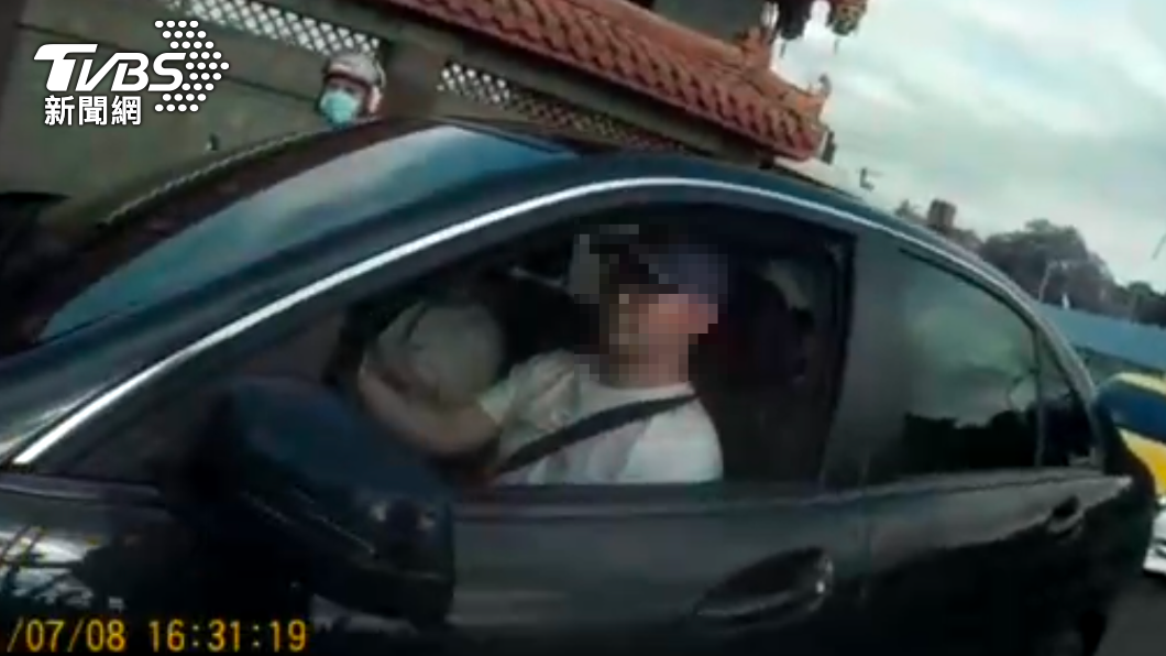 北市一名男子與妻子在車內沒戴口罩被開單。（圖／TVBS） 車上喝水被開單　他錄影「罰金翻5倍」嘆：搶錢式執法