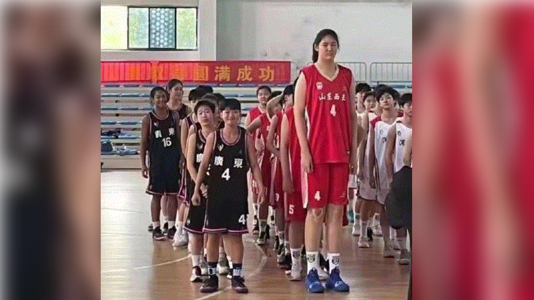 張子宇15歲已長到223公分，被稱為「女版姚明」。（圖／翻攝自騰訊CBA微博）