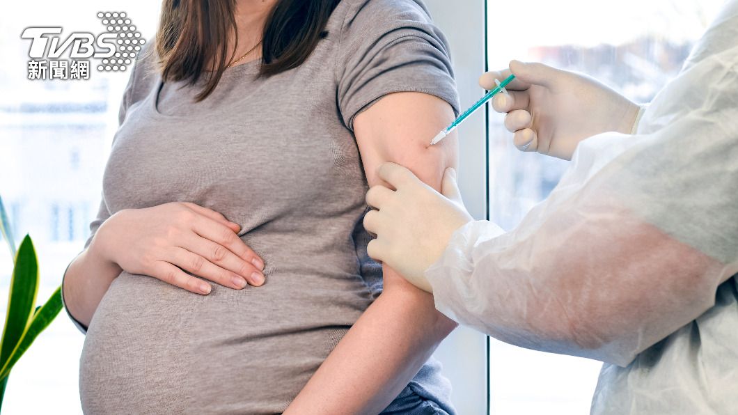 孕婦接種有助嬰兒降低染疫住院風險。（示意圖／shutterstock 達志影像）