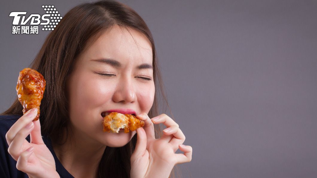 許多人都相信，食物落地3秒內撿起都還能吃。（示意圖／Shutterstock達志影像）