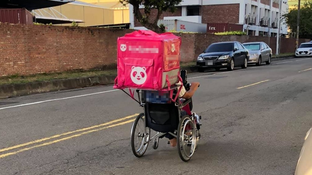 網友在路上看到一名男子輪椅後綁著外送箱。（圖／翻攝自路上觀察學院臉書）