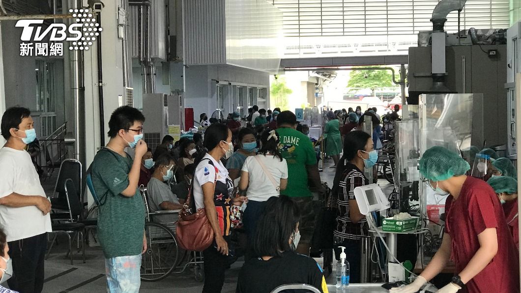 圖為曼谷一處醫院外擠滿檢測人潮。（圖／中央社）