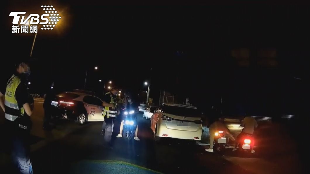 18日凌晨苗栗出現車聚夜遊，警方出動快打部隊攔查。（圖／中央社）