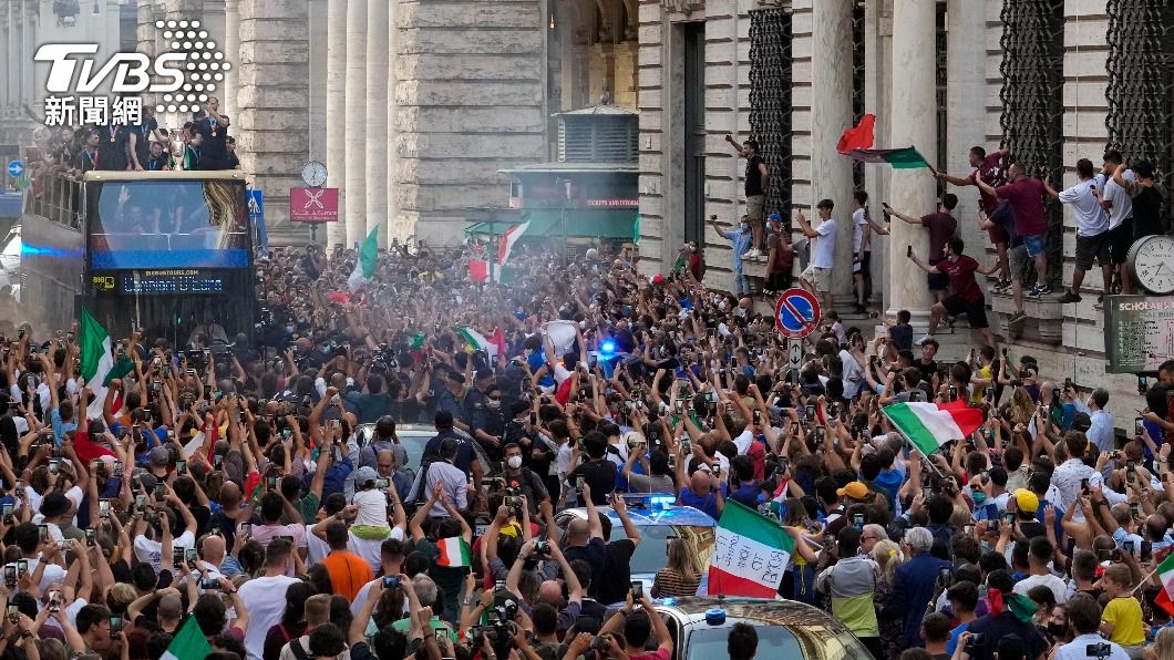 義大利在歐國盃奪冠，球迷上街狂歡。（圖／達志影像美聯社）