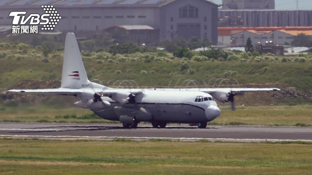 一架C-130運輸機降落桃機。（圖／中央社）