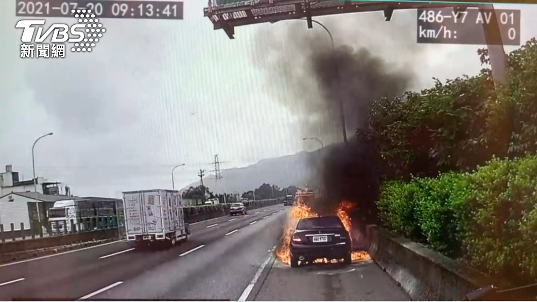 一輛賓士車行經國道1號三義爬坡路段後，整輛車突然起火燃燒。（圖／警方提供）