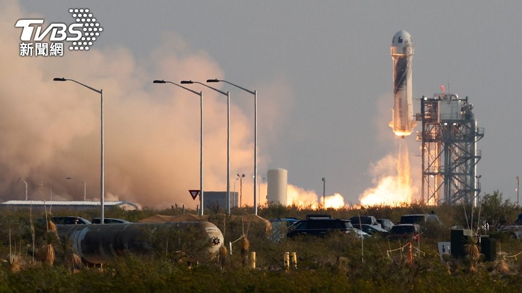 貝佐斯靠著自家火箭發射系統成功登上太空。（圖／達志影像路透社）