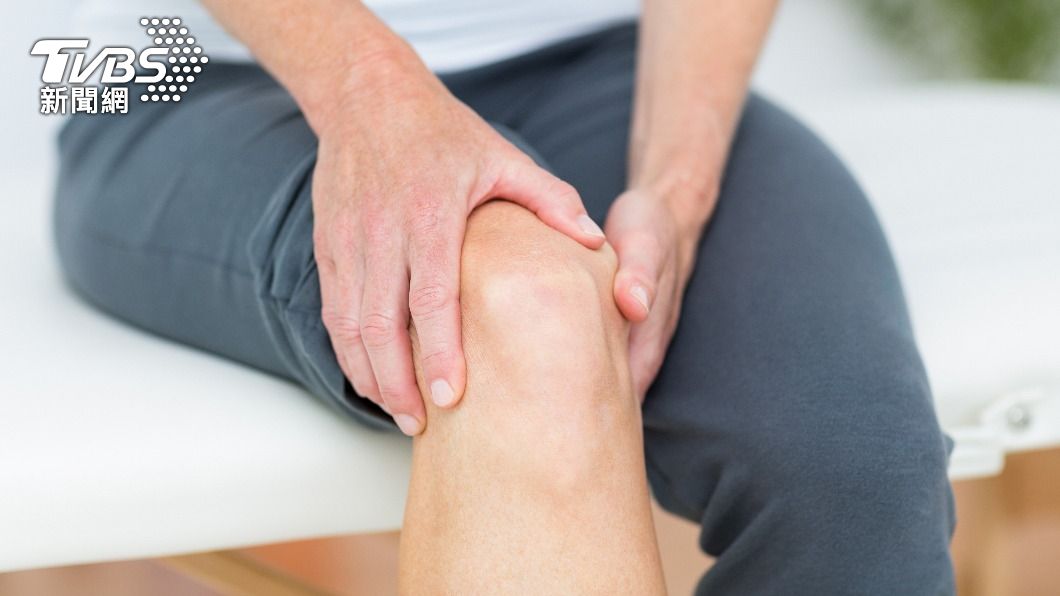 若膝蓋內側疼痛，不一定是罹患退化性關節炎，有可能為鵝掌肌腱炎。（示意圖／shutterstock達志影像）