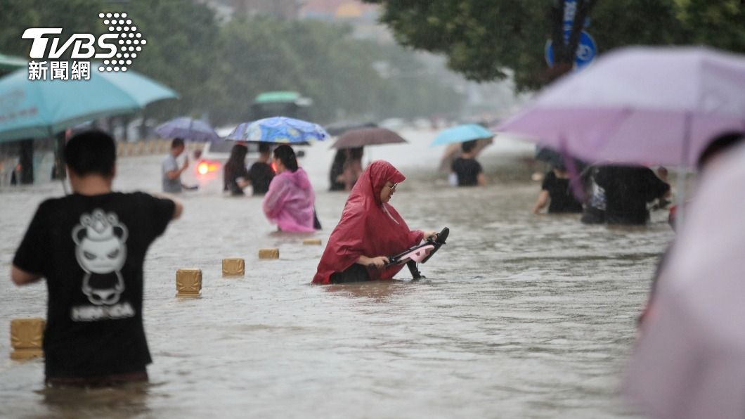 大陸鄭州暴雨淹水。（圖／達志影像路透社）