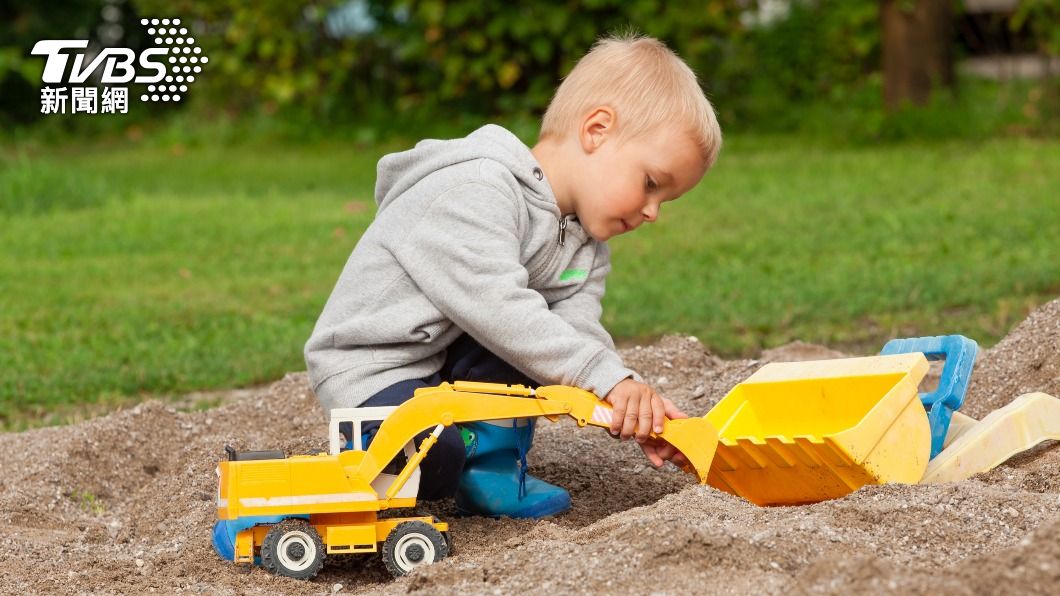 小孩在公園玩沙，竟挖到保險套與針頭，引發家長恐慌。（示意圖／Shutterstock達志影像）