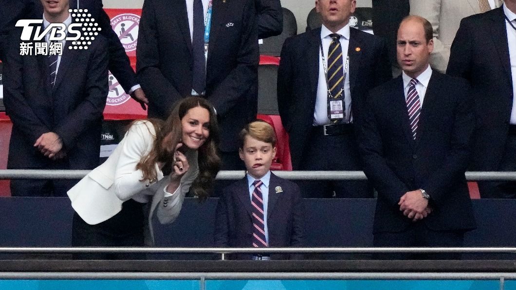 喬治王子與父母一同出席歐國盃足球賽觀戰。（圖／達志影像美聯社）