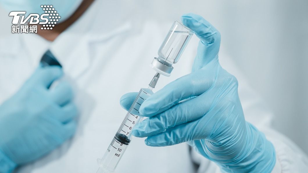 拜登透露FDA將正式核准新冠肺炎疫苗上市。（示意圖／shutterstock達志影像） 遏止疫情再升溫　拜登：最快秋季正式核准新冠疫苗