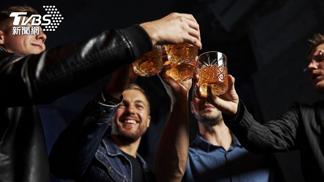 高雄5男居檢期間竟群聚喝酒開趴，恐遭罰百萬元。（示意圖／Shutterstock達志影像）