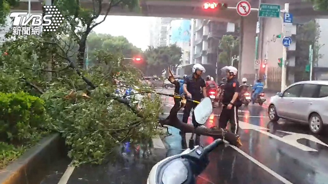 烟花龜速滯留！近台「中颱上限」 週五、六風雨強│氣象│天氣│記者│時間│日本│台灣│降雨│颱風│tvbs新聞網 6028