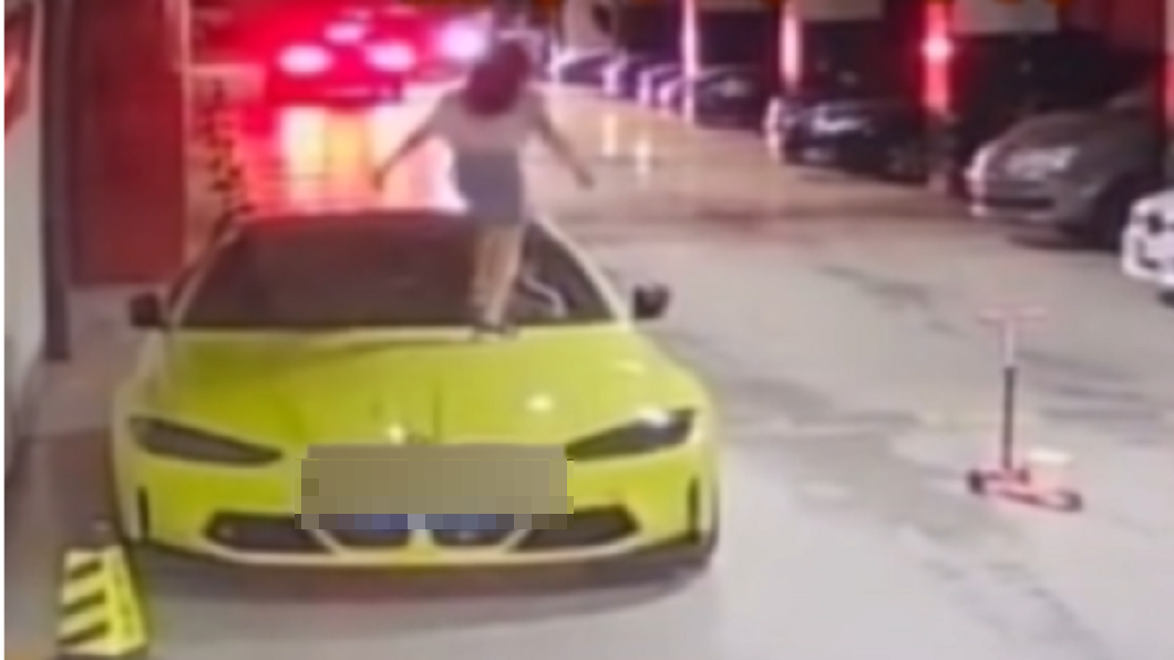 江蘇一名男子新買的BMW跑車，擋風玻璃竟被一個小女童爬上狂踏踩碎。（圖／翻攝自網易新聞）