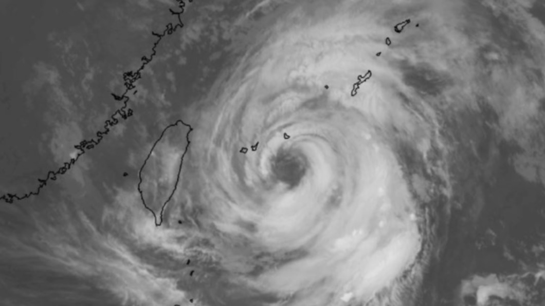 中度颱風「烟花」（IN-FA）逼近台灣。（圖／翻攝自@pppapin推特）