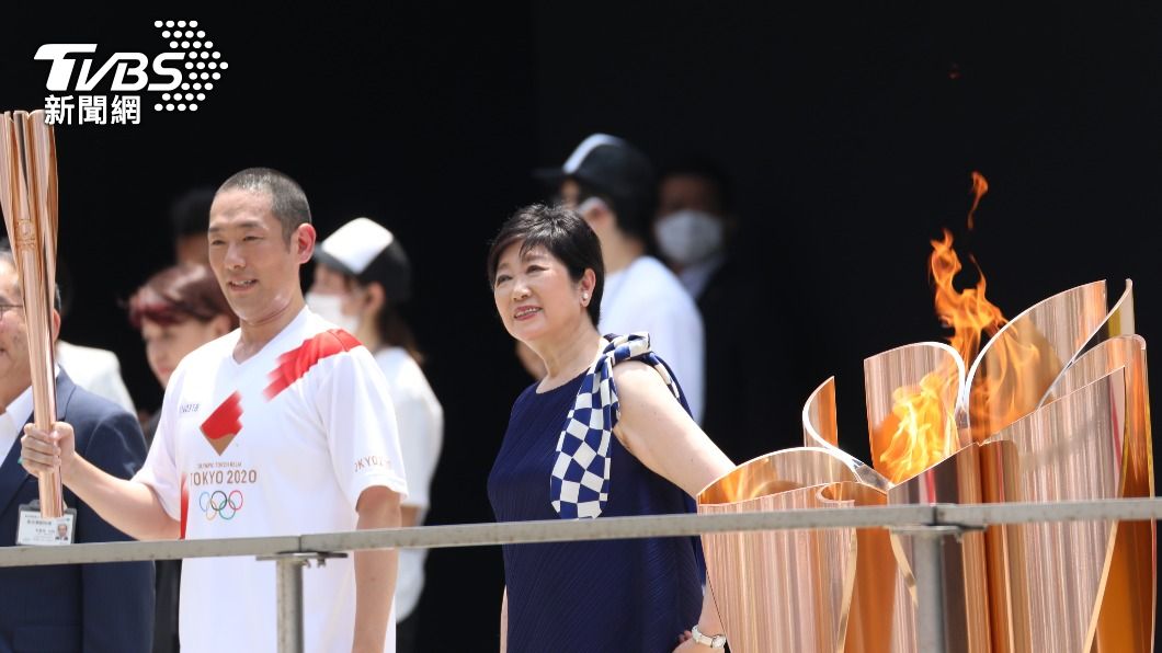 東奧最後聖火傳遞者、歌舞伎演員中村勘九郎（左），右為東京都知事小池百合子。（圖／中央社）