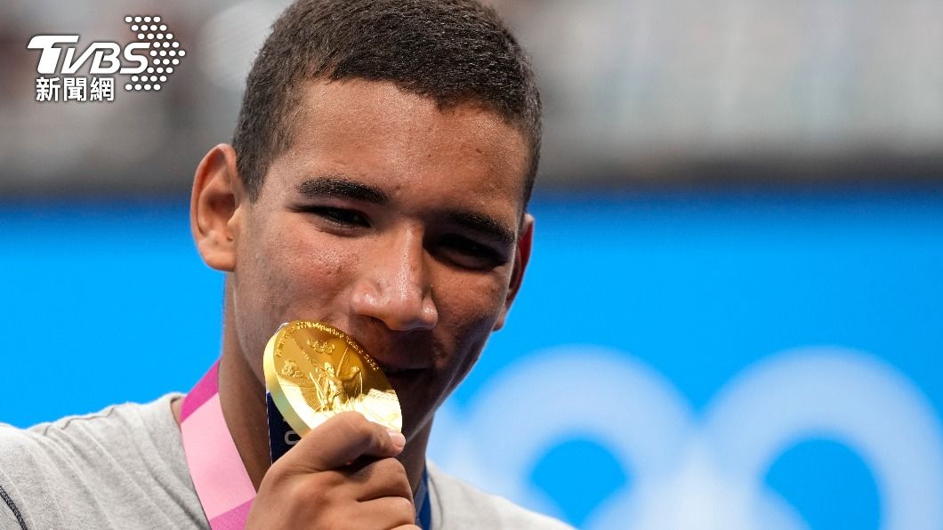 東奧男子游泳400混決賽，來自非洲突尼西亞年僅18歲的哈夫納維奪金。（圖／達志影像美聯社）