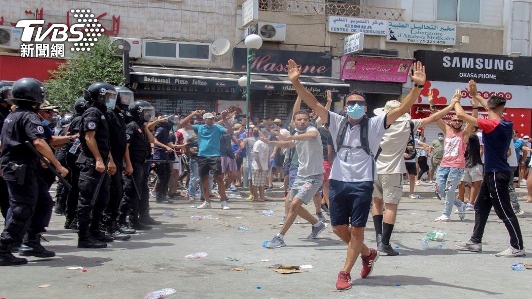 突尼西亞政局動盪 示威群眾與警方爆發嚴重衝突。（圖／AP IMAGES）