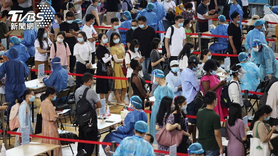 南京出現確診案例，當地民眾進行核酸檢測。（圖／達志影像路透社）