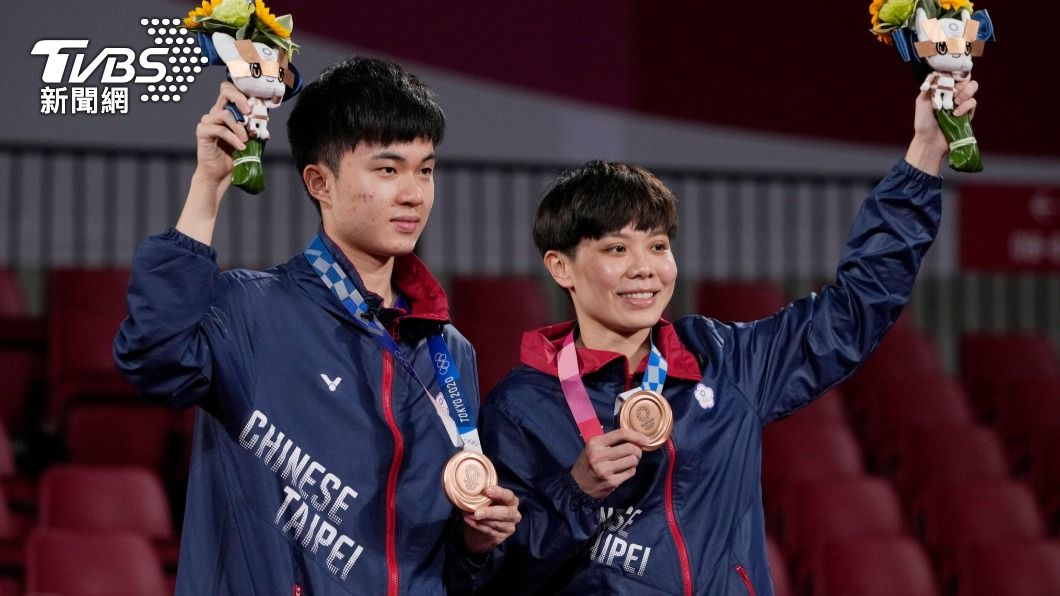 林昀儒（左）、鄭怡靜（右）昨（26）日拿下台灣桌球史上第一面奧運混雙銅牌。（圖／達志影像美聯社）