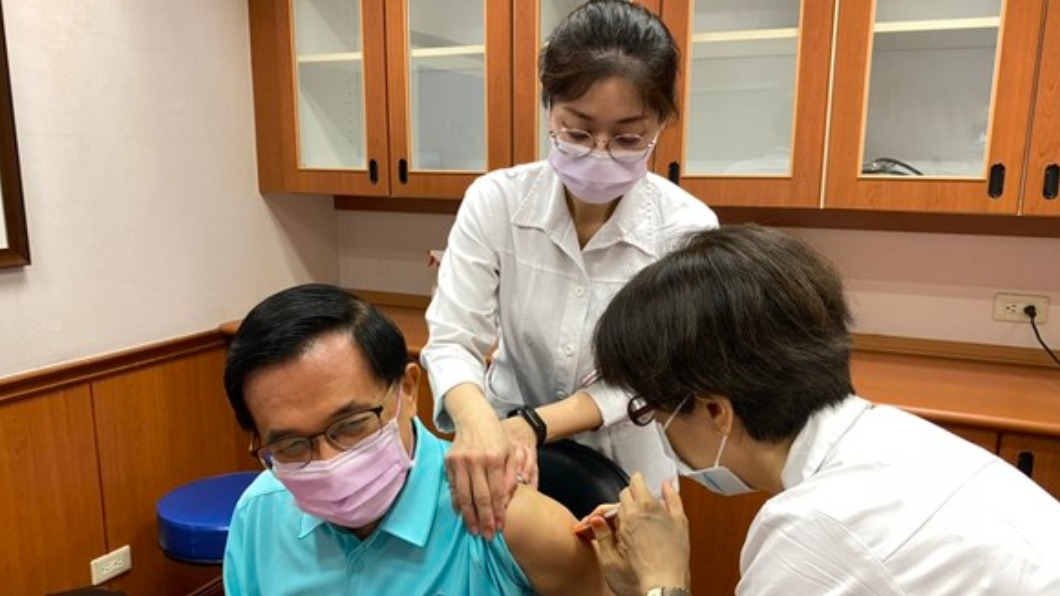 前總統陳水扁28日到高雄長庚醫院接受第二劑疫苗注射。（圖／翻攝陳水扁臉書）