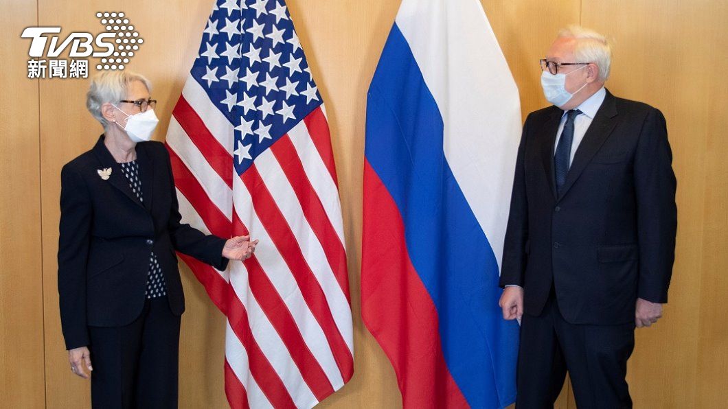 美國副國務卿雪蔓與俄羅斯外交部副部長雷雅布可夫。（圖／路透社）