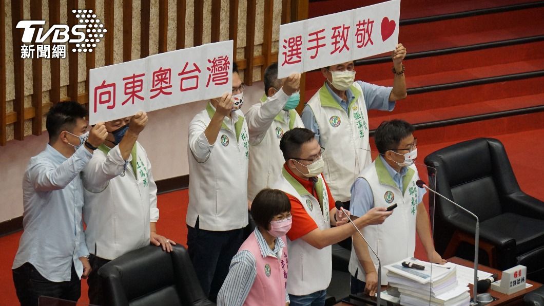 高雄市議員手持「向東奧台灣選手致敬」標語。（圖／中央社）