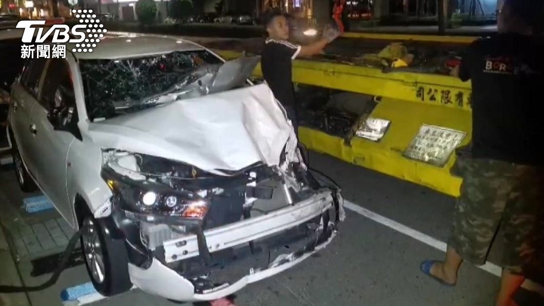 女子駕駛的轎車車頭受猛烈撞擊全毀。（圖／TVBS）