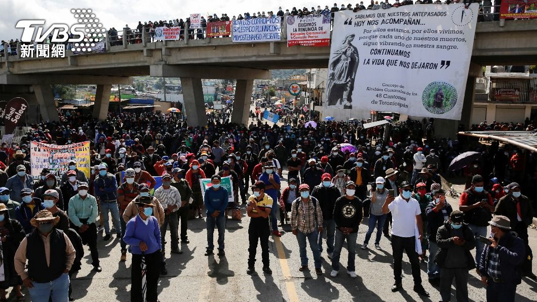 瓜地馬拉民眾上街頭示威。（圖／達志影像路透社）