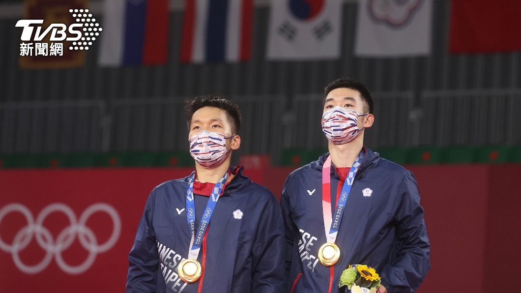 蘇貞昌恭喜王齊麟、李洋，獲得台灣羽球奧運史上第一金。（圖／中央社）