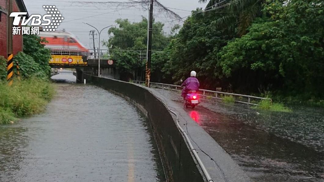 台南仁德區保安路二段的鐵道下方涵洞因積水較為嚴重，暫時封閉。（圖／中央社）