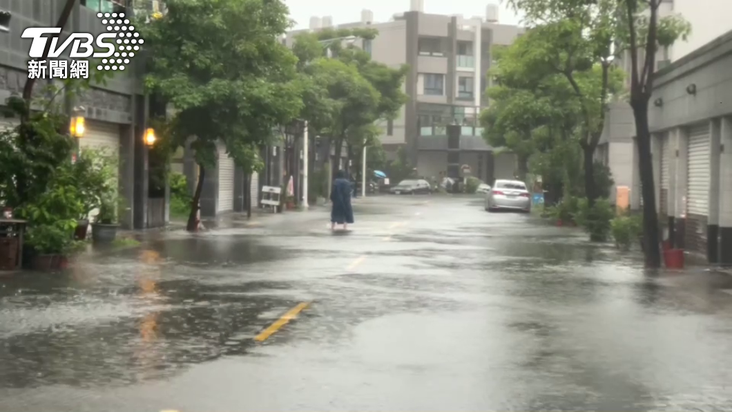 台南市出現大雨已經開始有淹水狀況。（圖／TVBS）