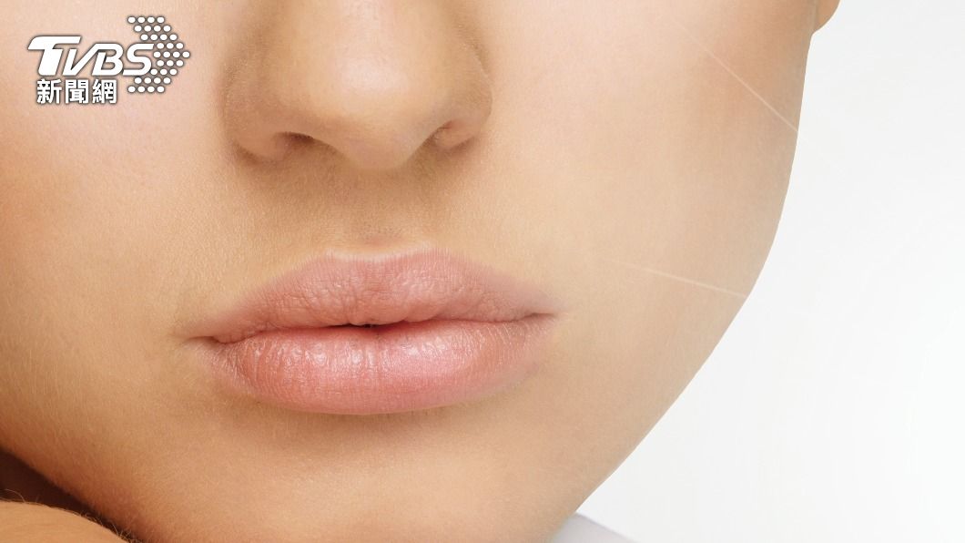 嘴唇乾燥脫皮是許多人的困擾。（示意圖／shutterstock達志影像）