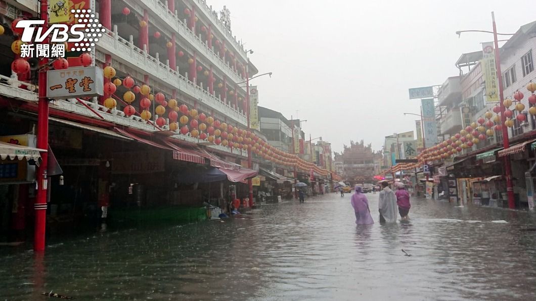 嘉義新港下大雨。（圖／中央社）