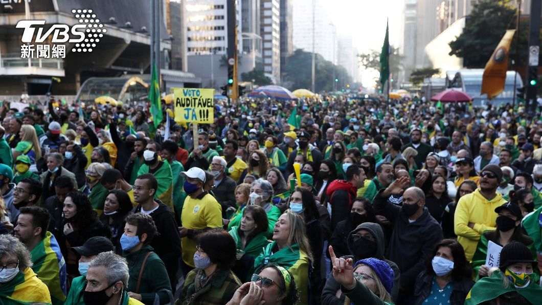 巴西民眾街頭示威。（圖／達志影像路透社）