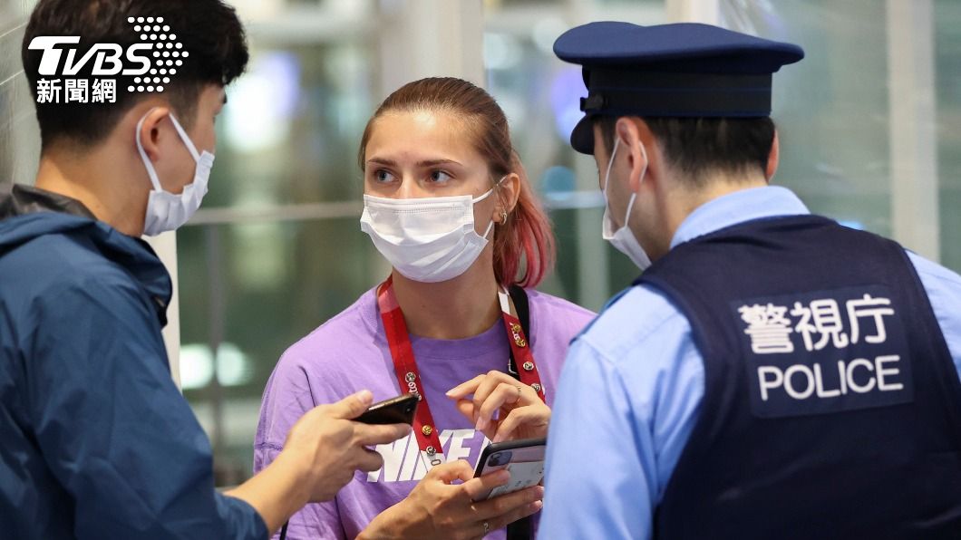 齊馬努斯卡婭在機場向日本警方求助。（圖／達志影像路透社）